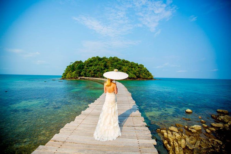justin-mott-bride-on-bridge-koh-rong-wedding-song-saa-private-island-2015